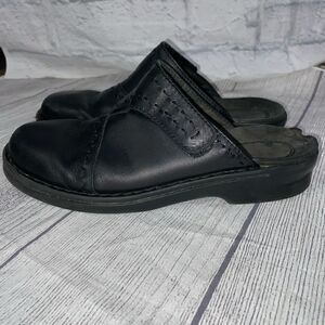 Clarks leather slip on shoes w/adjustable Velcro strap black sz 7